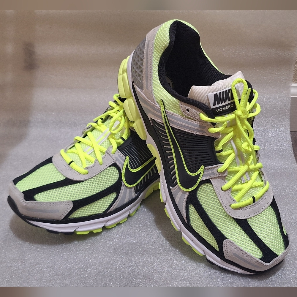 Nike Men's Zoom Vomero 5 Sneakers